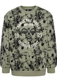 Sweatshirt oversize vert olive avec motif éclaboussé noir. Présente un texte blanc "CHANGE THE WORLD THROUGH SPORT" et un logo. Bords côtelés aux poignets et à l'ourlet.