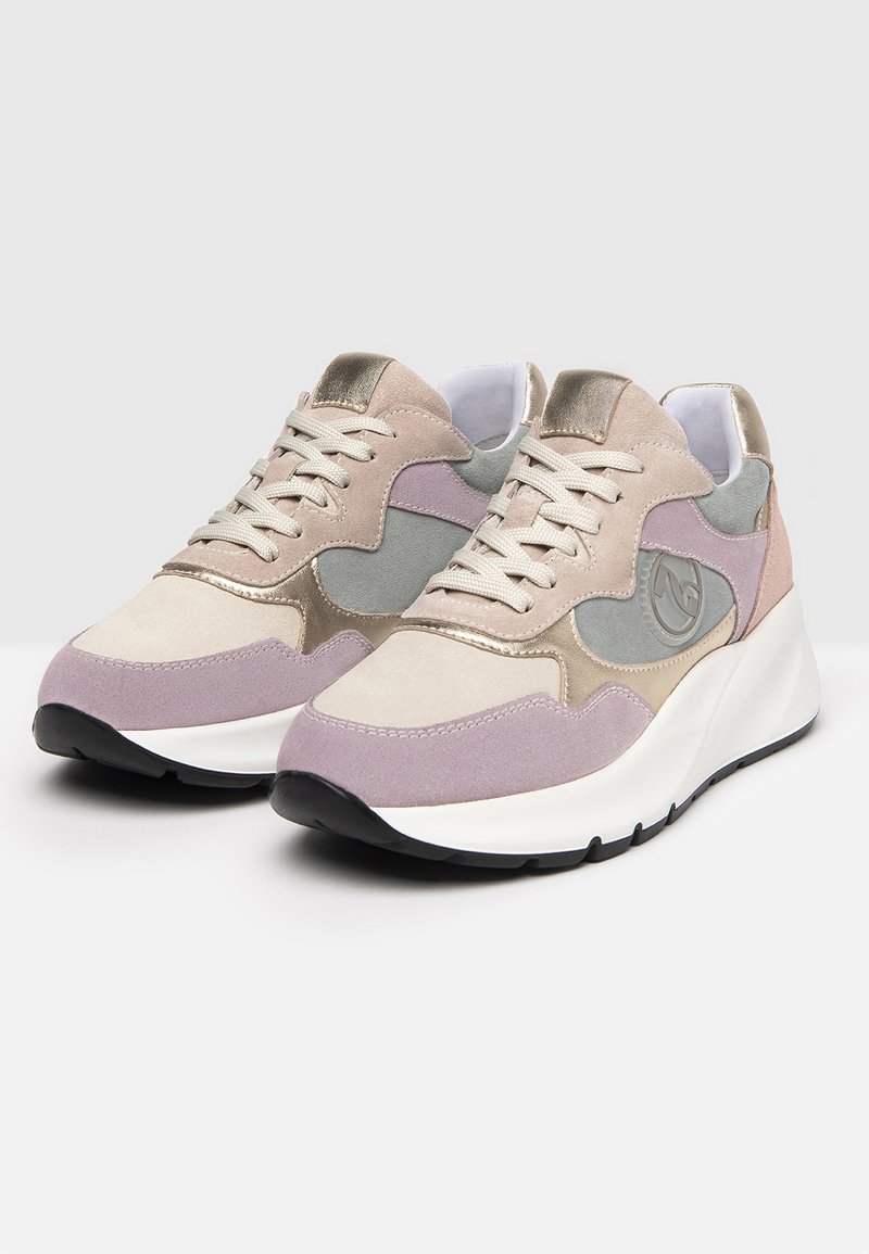 Sneakers in beige, lavanda e suede grigio con dettagli metallici. Design con lacci, suola ammortizzata, punta tondeggiante e dettaglio del logo sul lato.
