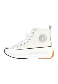 Witte hoge sneakers met een canvas bovenwerk, zilveren logo prik, contrasterende zwarte strepen, dikke witte tussenzool en oranje rubberen buitenzool.