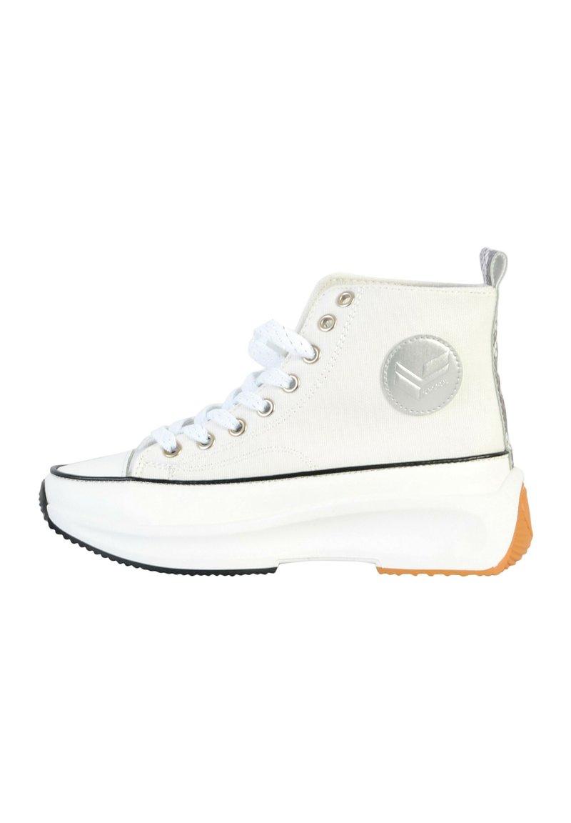Witte hoge sneakers met een canvas bovenwerk, zilveren logo prik, contrasterende zwarte strepen, dikke witte tussenzool en oranje rubberen buitenzool.