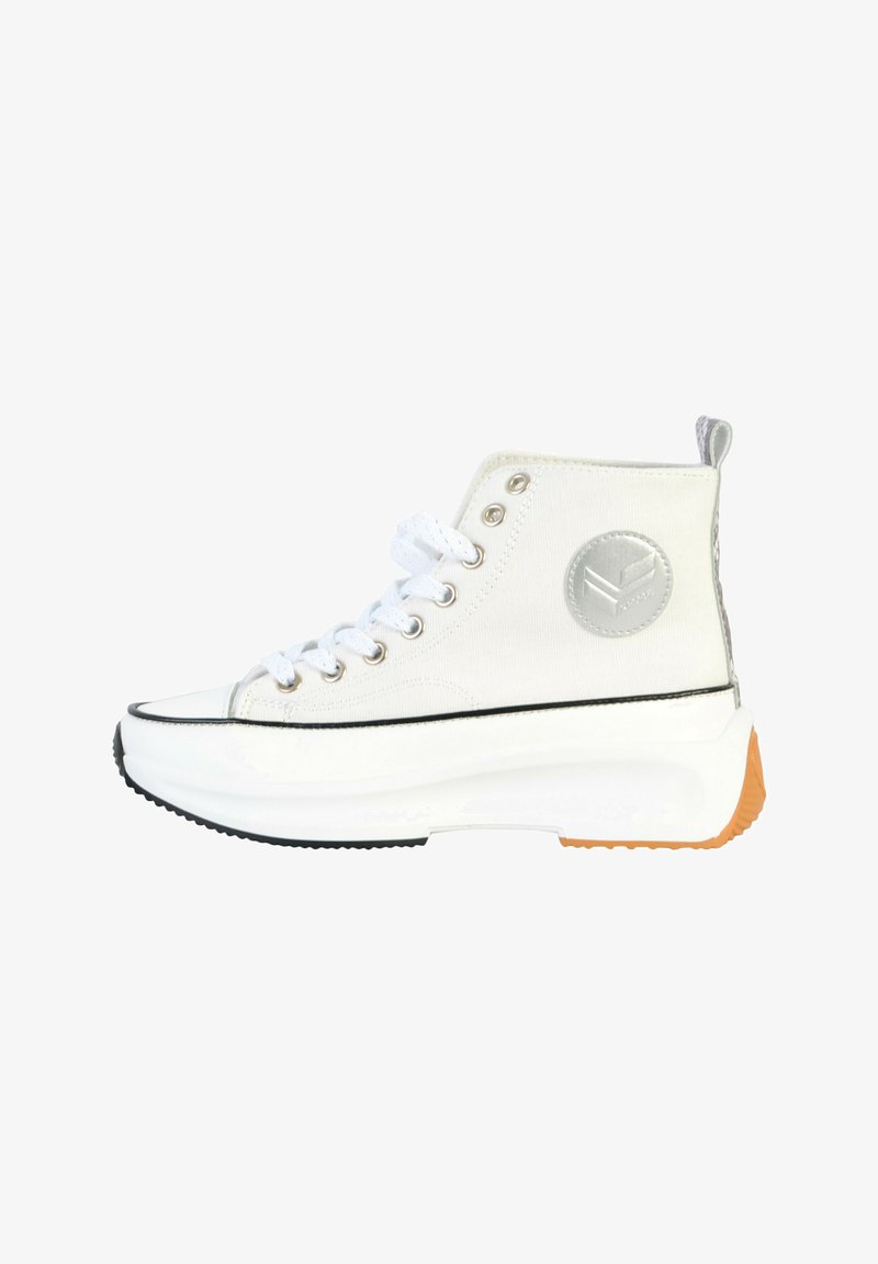Witte hoge sneakers met een canvas bovenwerk, zilveren logo prik, contrasterende zwarte strepen, dikke witte tussenzool en oranje rubberen buitenzool.