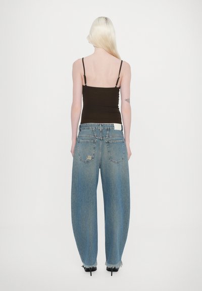 CLOSED JAZZIE - Baggy jeans - mid blue