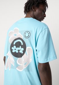 HUGO NUFLORO - Marškinėliai su spaudiniu - turquoise/aqua