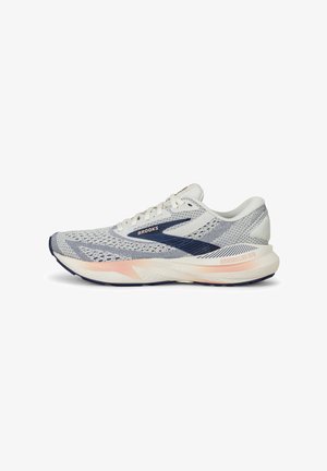 Baskets de course pour hommes en mesh blanc avec des accents bleus. Présentent une semelle intermédiaire rose pâle et une semelle extérieure texturée pour l'adhérence. Marque sur le côté.