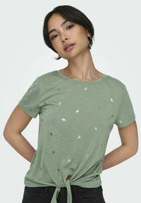 ONLY GESCHNITTEN RUNDHALS  - Printtipaita - hedge green