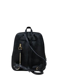 Zaino in finta pelle nera con una forma strutturata, dotato di manico superiore, spallacci regolabili e dettagli con zip dorata.