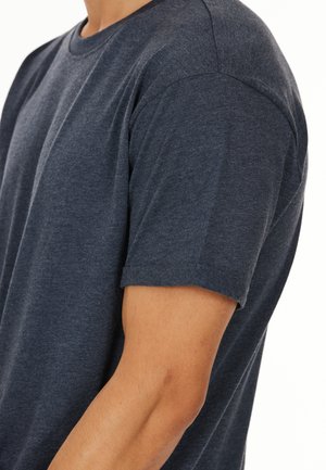 Marineblaues Kurzarm-T-Shirt mit Rundhalsausschnitt, glattem Stoff und lockerer Passform. Sichtbare Nähte an der Schulternaht.