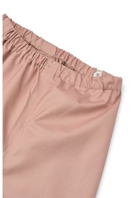 Lichtroze elastische tailleband met geplooide textuur en een klein knoopdetail. Gemaakt van een soepele, lichte stof. Cropped ontwerp.