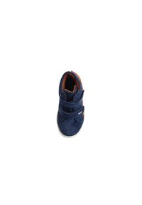 Dunkelblaue Wildledersneaker mit zwei verstellbaren Riemen, kontrastierender orangefarbener Innenausstattung und einer weißen Gummisohle für besseren Halt.