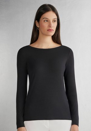 Langärmliges schwarzes Oberteil aus glattem Stoff, mit weitem Bootsausschnitt und taillierter Silhouette. Keine sichtbaren Muster oder Verzierungen.