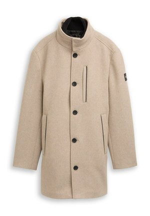Manteau en mélange de laine beige avec un col haut, cinq boutons noirs, des poches latérales et une poche sur la poitrine zippée. Texture lisse avec un motif subtil.