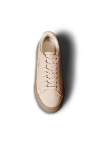 Jasnobeżowy sneaker Calvin Klein z sznurowadłami, miękką wyściółką wewnętrzną i gumową podeszwą, widziany z góry na białym tle.