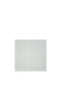 Asciugamano rettangolare grigio chiaro con un sottile motivo di testo "Emporio Armani" tessuto nel tessuto per un aspetto testurizzato.
