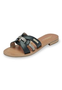 Sandalia de cuero negra con tres correas anchas, que presenta un acento plateado texturizado. Suela plana con parte inferior marrón claro. Sin tacón.