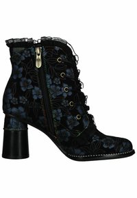 Černé semišové kotníkové boty s květinovým vzorem, volánkovým límcem, zapínáním na zip, zlatými detaily, šněrováním v přední části a robustním černým podpatkem.