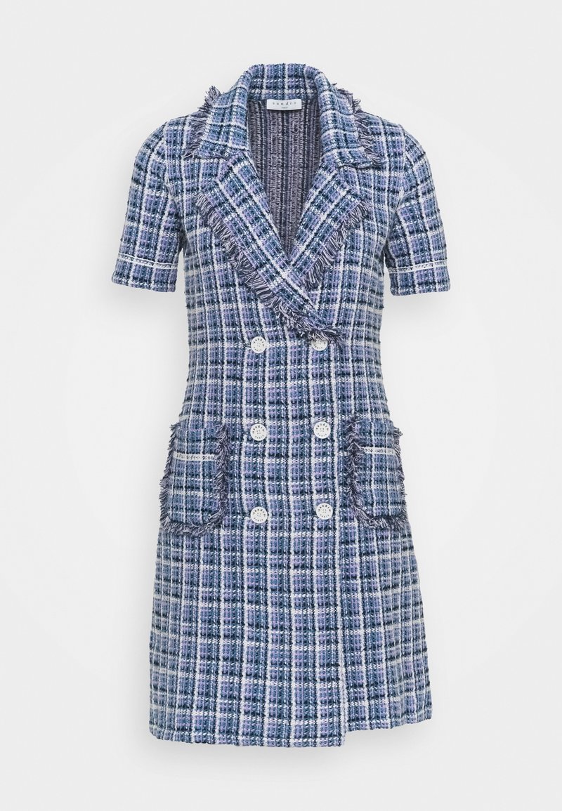 Robe courte en tweed bleu et violet avec manches courtes, boutons croisés, deux poches avant et bords effilochés.