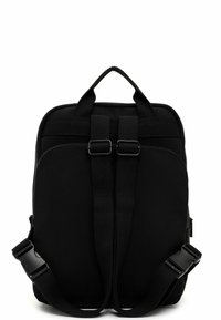 Czarny plecak z tkaniny z wyściełanym tyłem, regulowanymi szelkami, uchwytem na górze i kieszeniami zapinanymi na zamek. Smukły, minimalistyczny design.