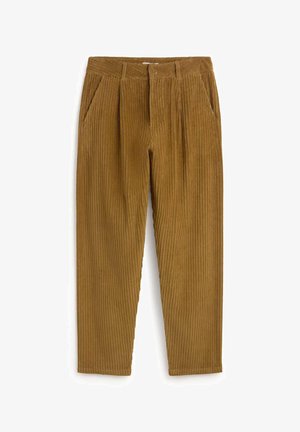 Braune Cordhosen mit Vordertaschen, Gürtelschlaufen und Knopfverschluss, flach auf einem weißen Hintergrund präsentiert.