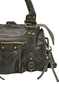 Sac à main en cuir gris avec des accents métalliques, doté d'une poche zippée, de poignées robustes et d'une texture vieillie. Conception compacte et structurée.