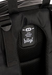 Interni in tessuto nero con texture e imbottitura ergonomica. Presenta l'etichetta con il logo "baagl", che indica un sistema di circolazione dell'aria per il comfort.