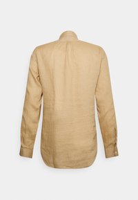 Béžová lněná košile s dlouhým rukávem, zadními díly a manžetami na knoflíky. Hladk�á textura a klasický límec.