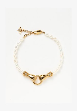 Brățară cu perle, având două mâini aurii care țin un inel răsucit ca închizătoare centrală, cu o mică fundă aurie pe lanțul reglabil.