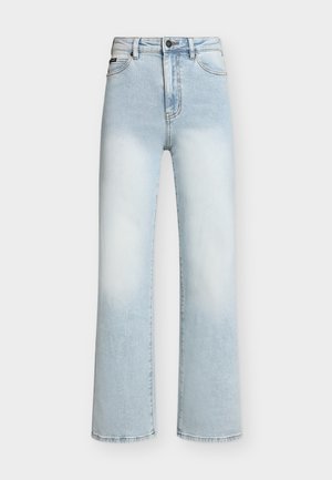 Jean bleu clair taille haute, jambes larges, avec bouton et fermeture éclair à l'avant, poches avant, et détails délavés sur les cuisses et les genoux.