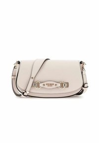 Sac bandoulière beige en matériau synthétique avec fermeture à rabat. Présente une quincaillerie en ton argent et un logo embossé. Sangle réglable incluse.