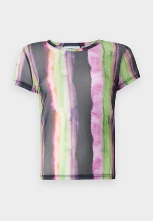 Kortermet T-skjorte laget av gjennomsiktig stoff, med et fargerikt akvarellstripemønster i grønne, rosa og lilla toner.