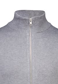 Grå zip-up tröja med hög krage, som har ribbad textur och slät tyg. Inkluderar en silvrig dragkedjedetalj fram.