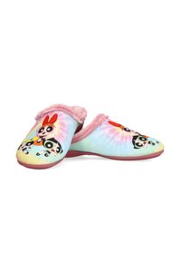 Zapatillas de casa deslizables para niños con forro de piel sintética rosa y personajes de las Chicas Superpoderosas sobre un fondo de tie-dye pastel y suelas rosas.