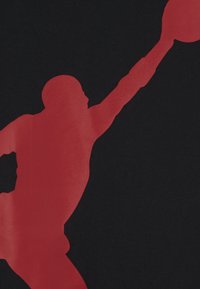 Schwarzes T-Shirt mit einer großen roten Silhouette einer Person, die nach oben greift, Detail in glatter Textur, ohne zusätzliche Muster oder Akzente.