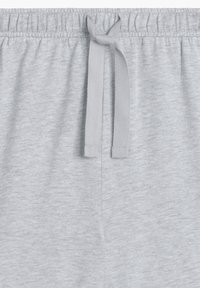 Jasnoszare szorty dresowe z mieszanki bawełny z elastycznym paskiem w talii i sznurkiem do regulacji oraz gładkim, teksturowanym materiałem.