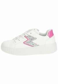 Zapatilla blanca con una parte superior texturizada en blanco, detalles en rosa y un diseño de rayo plateado brillante en el costado. Suela de goma.