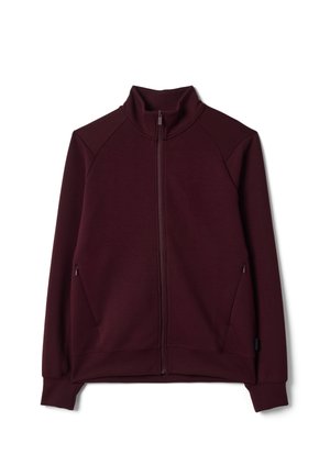 Dunkel weinrote Jacke mit Reißverschluss und Stehkragen sowie langen Ärmeln, mit seitlichen Reißverschlusstaschen, flach auf weißem Hintergrund dargestellt.