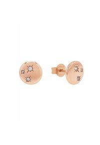Orecchini a cerchio in oro rosa con tre accenti di gemme bianche, con una texture spazzolata e bordi lucidi. Il retro ha un perno standard.