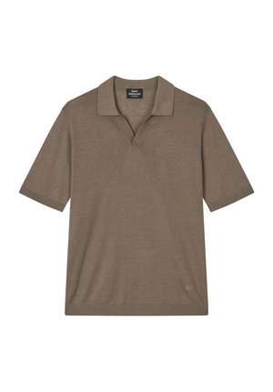 Brun polo med korte ærmer og V-udskæring i kraven, lavet af fint strikket stof med diskrete "MN" initialer ved bunden af kanten.