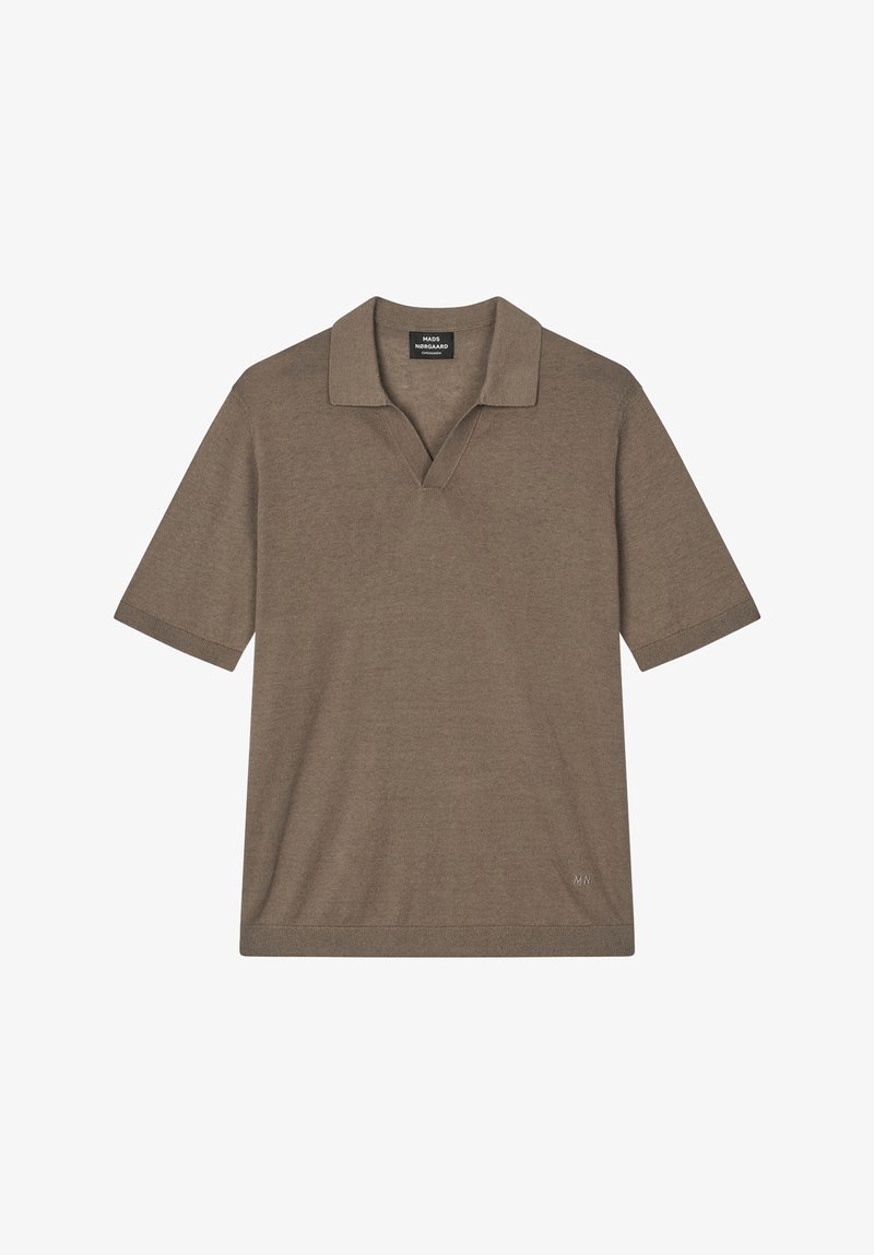 Polo marron à manches courtes avec col en V entaillé, en tissu fin tricoté, présentant de discrètes initiales "MN" sur l'ourlet inférieur.