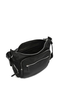 Schwarze Nylon-Crossbody-Tasche mit mehreren Reißverschlusstaschen, verstellbarem Tragegurt und einer glatten Textur. Mit silbernem Beschlag und geräumigem Inneren.