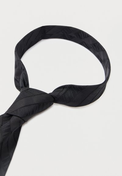 Gravata de seda preta com um padrão de riscas diagonais, apresentando uma textura suave e um nó tradicional à frente.