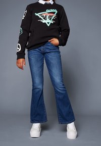 Guess JUNIOR FLARE FIT PANTS - Flared-farkut - blue denim