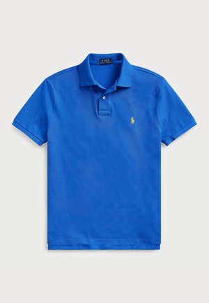 Sininen lyhythihainen pikeepaita, jossa kaulus, kaksi valkoista nappia ja vasemmassa rinnassa keltainen kirjailtu logo, merkiltä Polo Ralph Lauren.