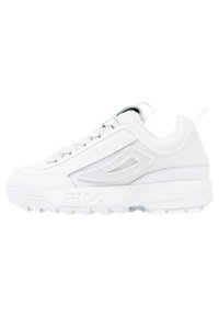Sneaker atletica bianca con tomaia testurizzata, suola in gomma, colletto imbottito, design con lacci e branding visibile sul lato.