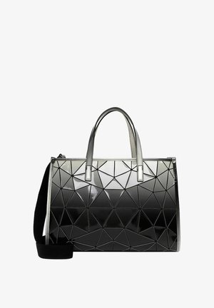 Melna ģeometriska rokassoma ar spīdīgu apdari, ar trīsstūra rakstu, divām augšējām rokturiem un noņemamu plecu siksnu.