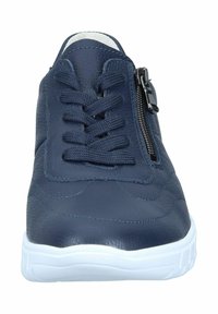 Sneaker in pelle blu navy con lacci e chiusura con zip laterale. Presenta una tomaia texture e una suola in gomma bianca.