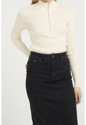 Gestreepte, gemockte truien in crème met een ritssluiting aan de voorkant, gecombineerd met een zwarte denim rok met een getailleerde snit en een voornaad.