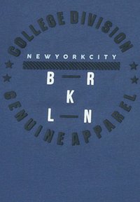 Camiseta azul con un gráfico circular que presenta el texto "COLLEGE DIVISION NEWYORKCITY" y "GENUINE APPAREL" en blanco y negro.
