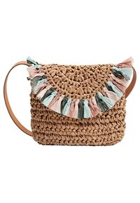 Borsa a tracolla in paglia intrecciata con una tracolla in pelle marrone. Presenta un bordo a balze multicolore in rosa, azzurro e verde nella parte superiore.