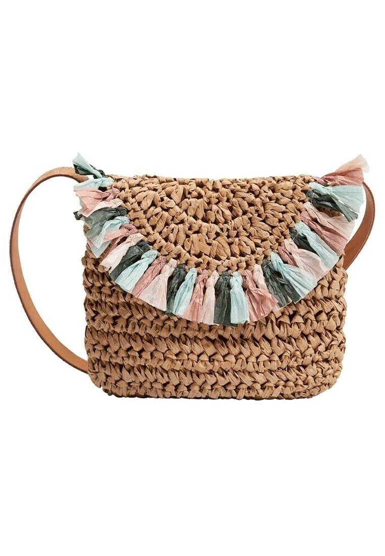 Borsa a tracolla in paglia intrecciata con una tracolla in pelle marrone. Presenta un bordo a balze multicolore in rosa, azzurro e verde nella parte superiore.
