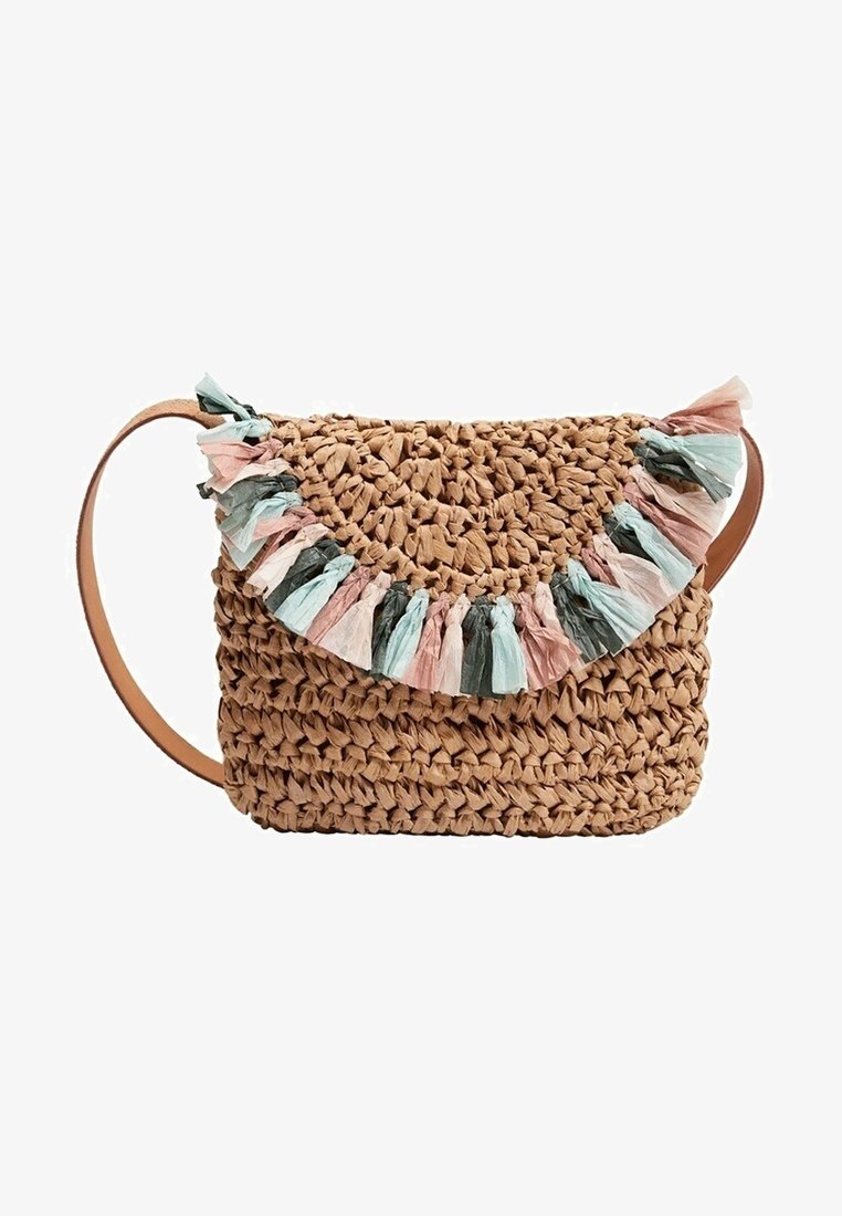 Borsa a tracolla in paglia intrecciata con una tracolla in pelle marrone. Presenta un bordo a balze multicolore in rosa, azzurro e verde nella parte superiore.